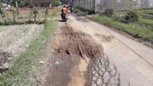 Warga jambuan antirogo keluhkan jalan rusak, akibat lalu lalang truk tambang Img 20230703 Wa0021