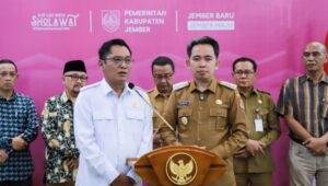 Bupati Jember Gus Fawait Didampingi Ketua DPRD Jember Ahmad Halim dan Jajaran OPD saat Press Conference. (Foto: Ambang/Pelitaonline.co)