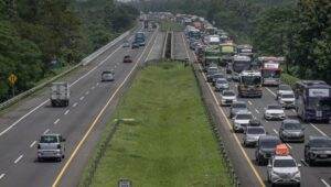 lokasi contraflow mudik, mudik Lebaran 2025, contraflow tol Trans Jawa, jadwal contraflow, tips aman contraflow, kemacetan mudik, rekayasa lalu lintas