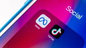 TikTok Ancaman Bagi Meta, Dominasi TikTok 2025, Persaingan Media Sosial, Algoritma TikTok, Meta vs TikTok, Strategi Meta, Inovasi TikTok, Dampak TikTok, Reels vs TikTok