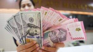 nilai tukar rupiah melemah, ekonomi Indonesia, dolar AS menguat, perang dagang AS, inflasi domestik, cadangan devisa, Bank Indonesia