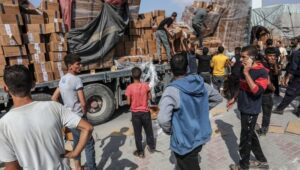 Warga Palestina menjarah truk berisi bantuan kemanusiaan