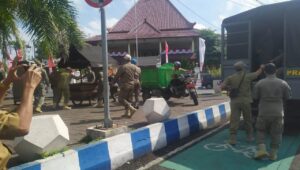PKL di alun-alun Jember saat Ditertibkan oleh Satpol PP (Foto: Istimewa)