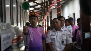 Bupati Jember Gus Fawait dan VP KAI Daop 9 Jember saat melepas keberangkatan peserta Tajemtra yang pakai kereta api (Foto: Ambang/pelitaonline.co)