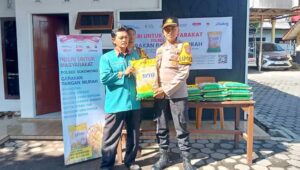 Kapolsek Sukowono IPTU Budi Sastriawan, secara simbolis menyerahkan beras murah.