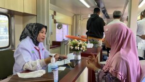 Layanan Kesehatan Gratis Rail Clinic untuk masyarakat di Ledokombo, Jember (Foto: Ambang/pelitaonline.co)
