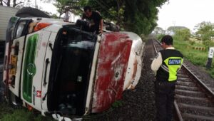Truk yang terguling di Pasuruan, sebabkan perjalanan KA di Jember terganggu (Foto: Istimewa)