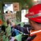 Petugas sarana melakukan pengecekan panel kontrol dan sistem mekanik di dalam kabin lokomotif wilayah Daop 9 Jember, memastikan seluruh perangkat berfungsi optimal sebagai bagian dari persiapan Angkutan Lebaran 2026. (Foto: Ambang/Pelitaonline.co)
