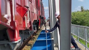 Uji Beban Jembatan di BH 275 Banyuwangi, Gunakan Lokomotif Diesel Hidrolik CC300 (Foto: Ambang/Pelitaonline.co)