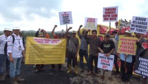 Ratusan warga Muara Jawa, Kutai Kartanegara melakukan aksi unjuk rasa di Jetty PT Bintang Prima Energy Pratama menutut perusahaan segera beroperasi, Minggu (3/5/2026).