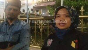 Dwi Endah Prasetyowati Divisi Penanganan Pelanggaran dan Data Informasi Bawaslu Jembe dikonfirmasi awak media usai melakukan pemeriksaan Bupati (foto : Edi untuk Pelitaonline.co)