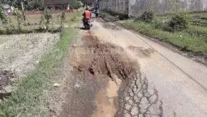 Warga Jambuan Antirogo Keluhkan Jalan Rusak, Akibat Lalu Lalang Truk Tambang