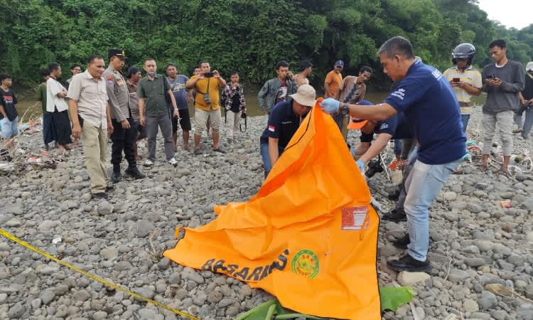 Jasad bocah 9 tahun yang ditemukan di bantaran Sungai Bedadung (Foto: Ambang/Pelitaonline.co)