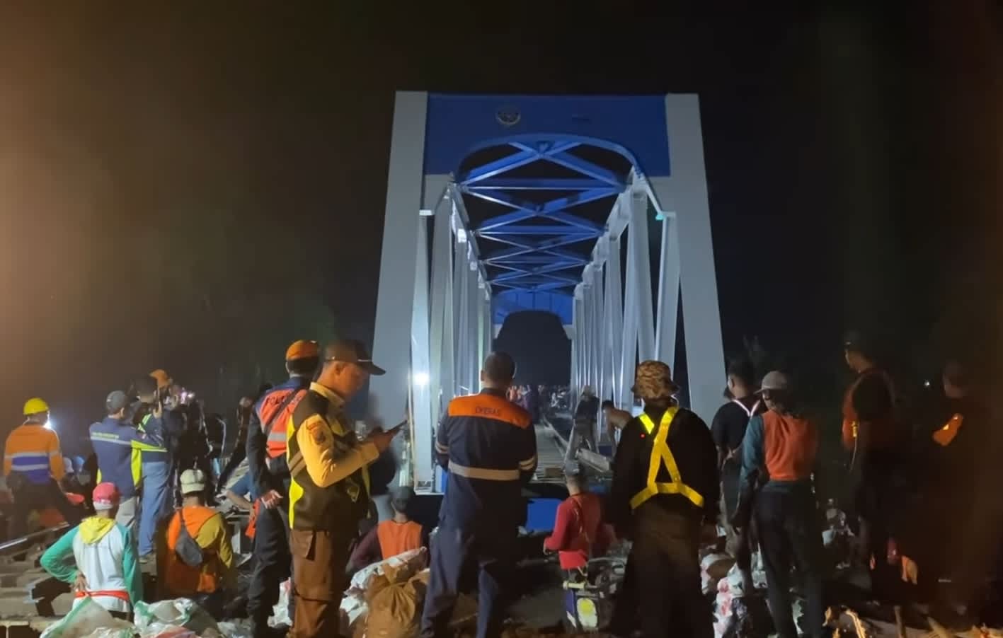 Daop 9 Jember melakukan proyek penggantian jembatan kereta