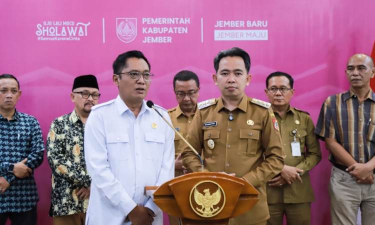 Bupati Jember Gus Fawait Didampingi Ketua DPRD Jember Ahmad Halim dan Jajaran OPD saat Press Conference. (Foto: Ambang/Pelitaonline.co)