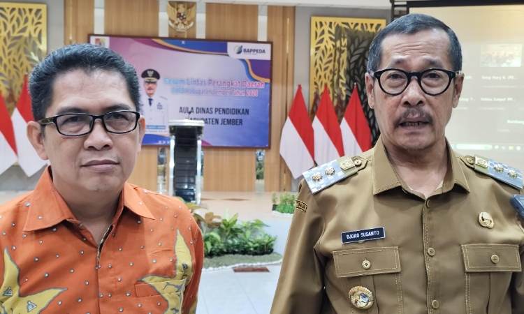Wabup Djoko Susanto (Kanan) dan Sekretaris Tim Sukses Dima Akhyar (Kiri). (Foto: Ambang/Pelitaonline.co)
