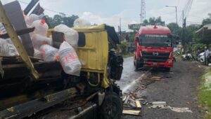 Kendaraan yang terlibat kecelakaan di Jember (Foto: Ambang/Pelitaonline.co)