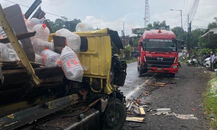 Kendaraan yang terlibat kecelakaan di Jember (Foto: Ambang/Pelitaonline.co)