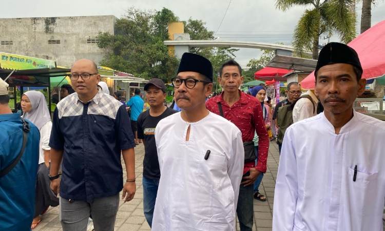 Wabup Djoko saat kunjungan ke Bazar Ramadhan di Jember (Foto: Ambang/Pelitaonline.co)