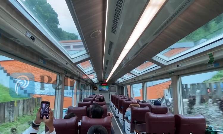 Rangkaian kelas Panoramic di KA Mutiara Timur saat melintasi Terowongan Mrawan Jember. (Foto: Ambang/Pelitaonline.co)