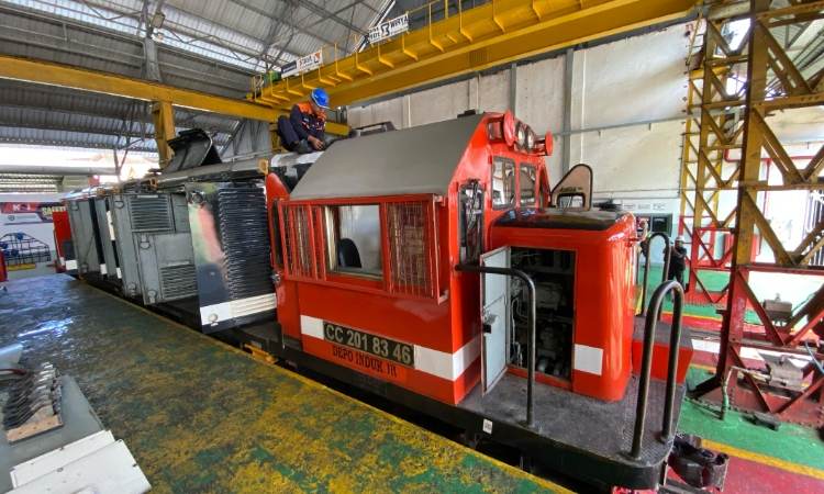 Perawatan Lokomotif di Depo Lokomotif Jember (Foto: Ambang/Pelitaonline.co)