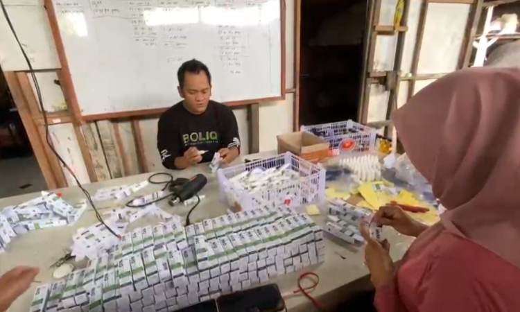 Sentra usaha tempurung kelapa yang dijadikan obat herbal (Foto: Ambang/Pelitaonline.co)