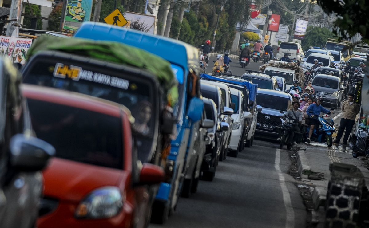 Puncak Arus Mudik, Mudik 2025, Kemacetan Lebaran, Tol Trans Jawa, Jalur Pantura, Operasi Ketupat, Tips Mudik, Informasi Operasi Ketupat, Alternatif Transportasi Mudik