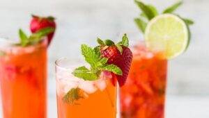 resep minuman segar, minuman berbuka puasa, es buah segar, es kelapa muda, smoothie alpukat, es cendol tradisional, wedang jahe hangat