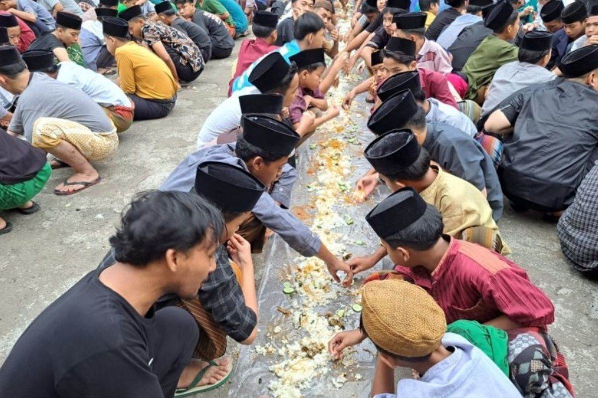 Tradisi Ikonik Bulan Puasa, Ngabuburit Ramadhan, Buka Puasa Bersama, Takjil Gratis Ramadhan, Sahur On The Road, Nuzulul Quran, Tradisi Ramadhan Indonesia