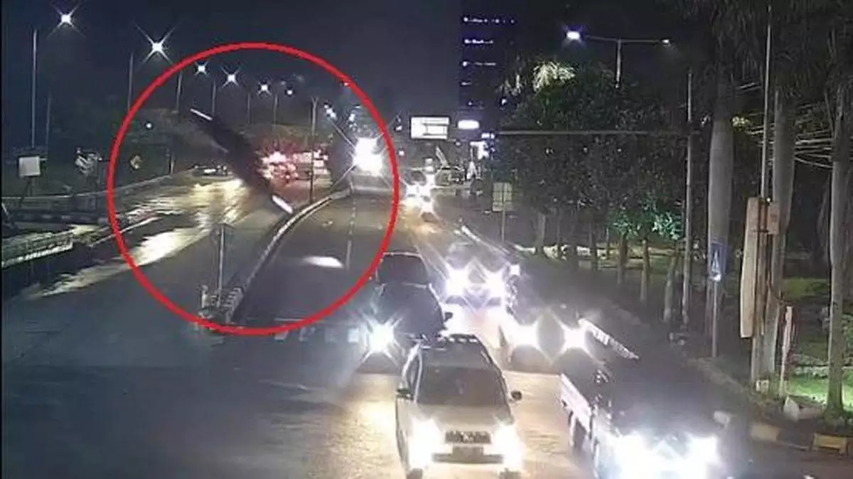 BMW Terjun dari Tol Gresik, Kecelakaan Tol Gresik, Google Maps Salah Arah, Teknologi Navigasi, Keselamatan Berkendara