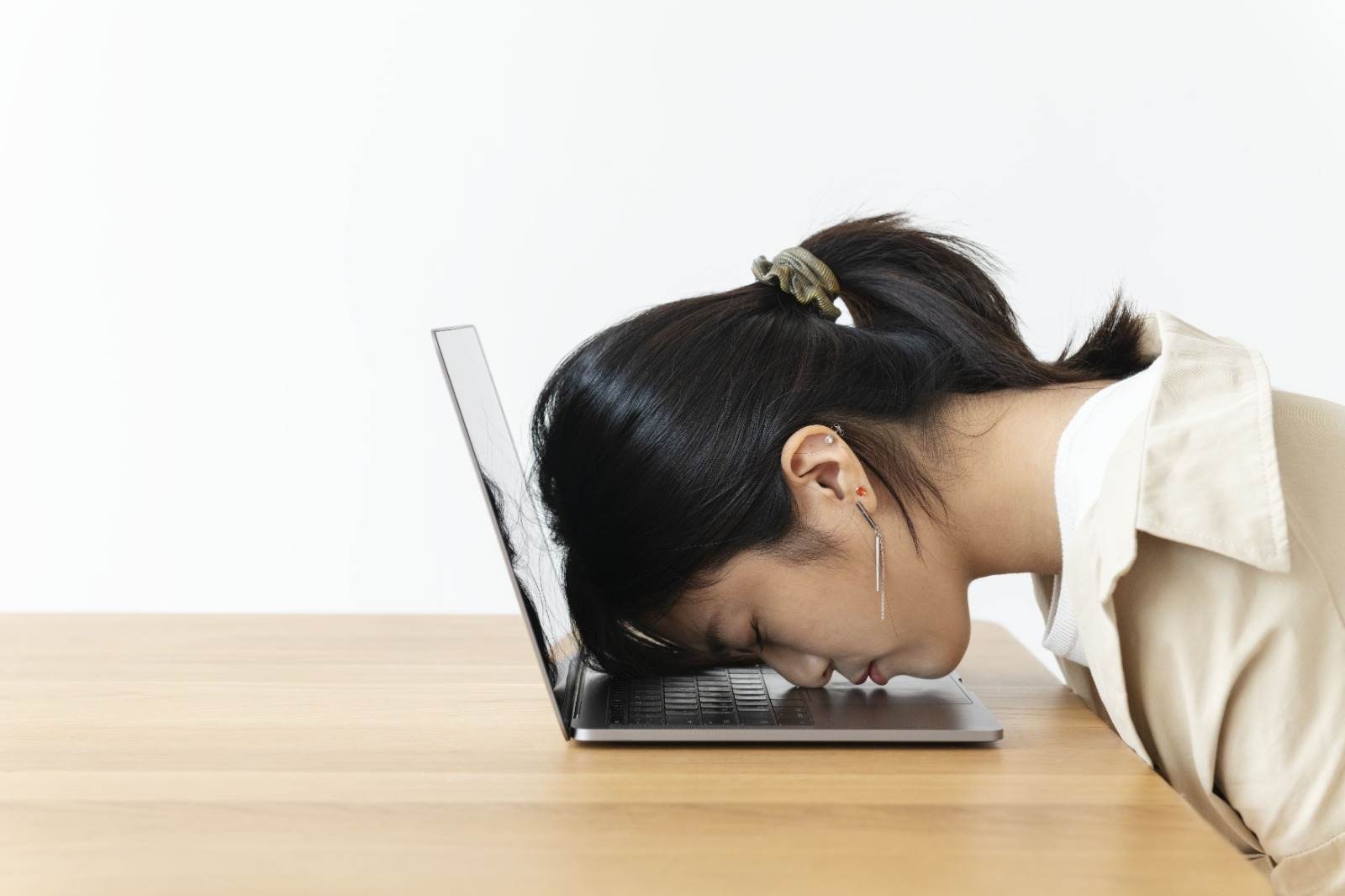 burnout di tempat kerja, kesehatan mental, stres kerja, work-life balance, produktivitas, pencegahan burnout, kesejahteraan karyawan