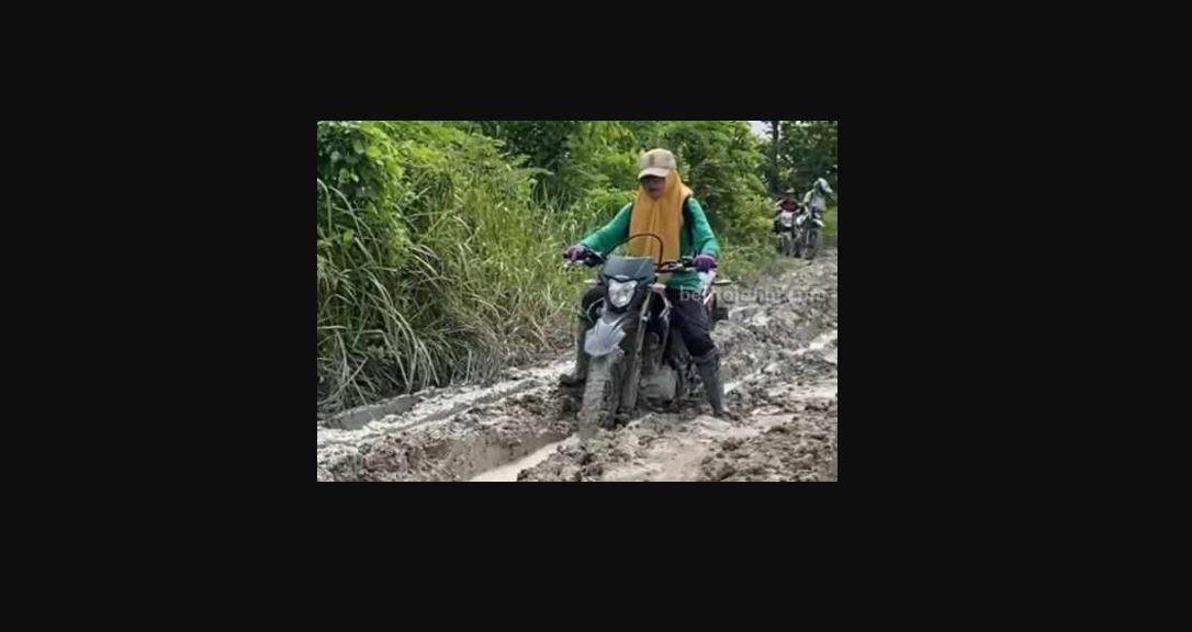 Kepala Sekolah Perempuan, Motor Trail, Jalan Rusak Jombang, Perbaikan Jalan, Infrastruktur Pedesaan