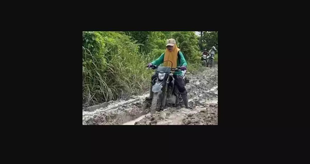 Kepala Sekolah Perempuan, Motor Trail, Jalan Rusak Jombang, Perbaikan Jalan, Infrastruktur Pedesaan