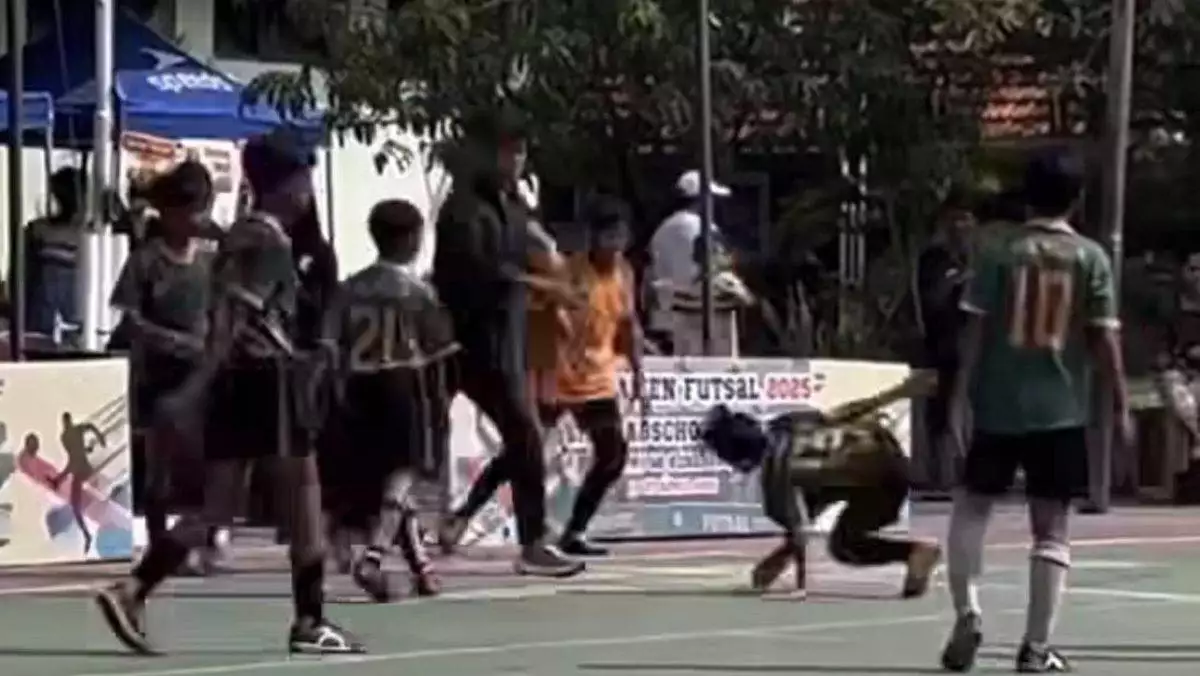 siswa SMP dibanting, pelatih futsal, kekerasan olahraga, futsal pelajar, Surabaya 2025