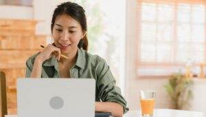 Sumber Penghasilan Tambahan, TikTok Bisnis, Kerja dari Rumah, Ide Bisnis Online, Tren TikTok 2025