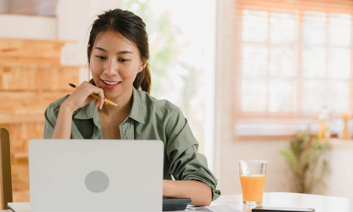 Sumber Penghasilan Tambahan, TikTok Bisnis, Kerja dari Rumah, Ide Bisnis Online, Tren TikTok 2025