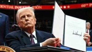 Tarif Trump 2025, Ekonomi Indonesia, Dampak Ekspor, Nilai Tukar Rupiah, Industri Tekstil, Perdagangan Global, Kebijakan Impor AS