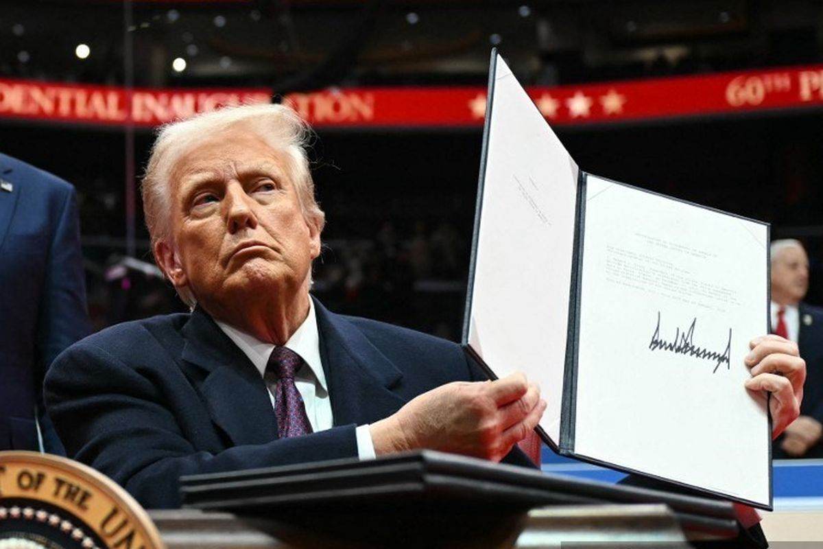 Tarif Trump 2025, Ekonomi Indonesia, Dampak Ekspor, Nilai Tukar Rupiah, Industri Tekstil, Perdagangan Global, Kebijakan Impor AS