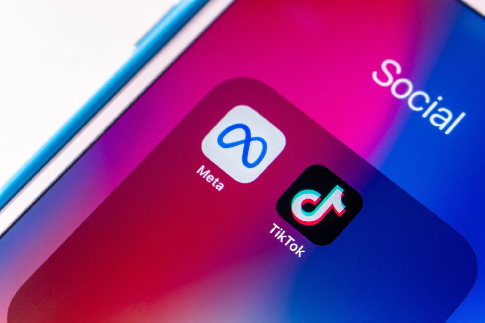 TikTok Ancaman Bagi Meta, Dominasi TikTok 2025, Persaingan Media Sosial, Algoritma TikTok, Meta vs TikTok, Strategi Meta, Inovasi TikTok, Dampak TikTok, Reels vs TikTok