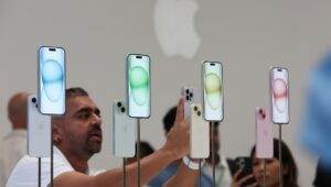 harga iPhone 15 turun drastis, iPhone 15 terbaru 2025, diskon iPhone 15, iPhone 15 vs iPhone 16, beli iPhone murah