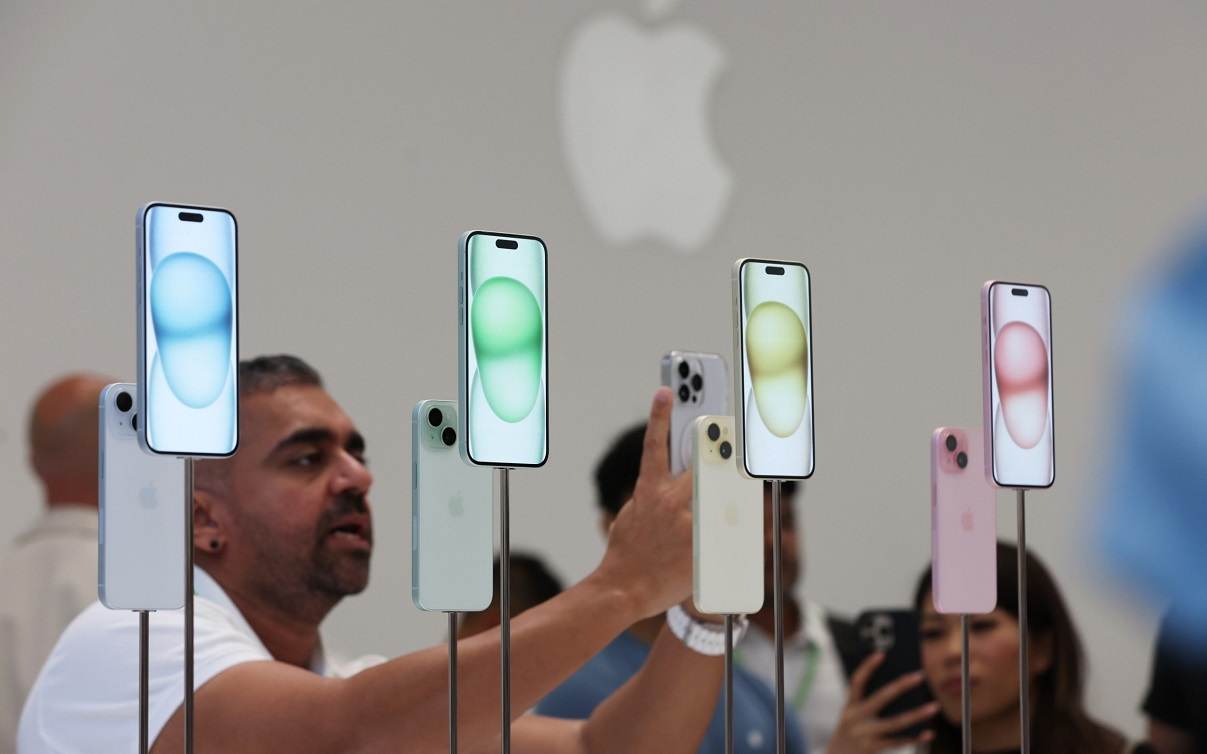 harga iPhone 15 turun drastis, iPhone 15 terbaru 2025, diskon iPhone 15, iPhone 15 vs iPhone 16, beli iPhone murah