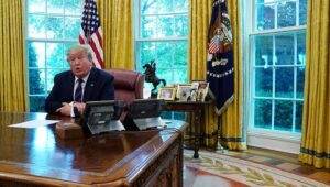 Foto Donald Trump di Ruang Oval (Oval Office)