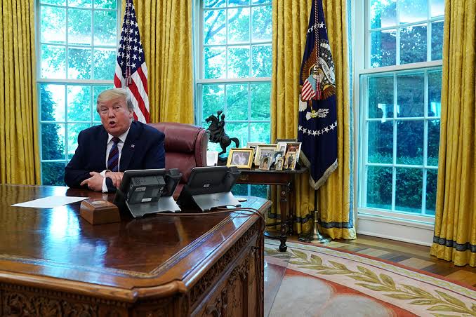 Foto Donald Trump di Ruang Oval (Oval Office)