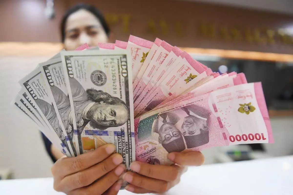 nilai tukar rupiah melemah, ekonomi Indonesia, dolar AS menguat, perang dagang AS, inflasi domestik, cadangan devisa, Bank Indonesia