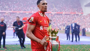 Trent Alexander-Arnold merayakan kemenangan dengan trofi Liga Primer. Foto: Peter Byrne/PA