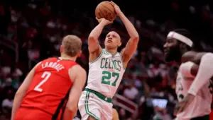 3 Januari 2025; Houston, Texas, AS; Pemain bertahan Boston Celtics Jordan Walsh (27) melakukan tembakan ke dalam saat melawan Houston Rockets selama pertandingan di Toyota Center. Kredit wajib: Erik Williams-Imagn Images
