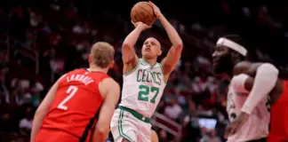 3 Januari 2025; Houston, Texas, AS; Pemain bertahan Boston Celtics Jordan Walsh (27) melakukan tembakan ke dalam saat melawan Houston Rockets selama pertandingan di Toyota Center. Kredit wajib: Erik Williams-Imagn Images