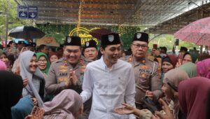 Polres Blitar edukasi santri tentang keselamatan lalu lintas melalui program Road Safety dengan pendekatan edukasi dan nilai moral Bersama Gus Iqdam (23/05/25), Dok. Humas Polres Blitar