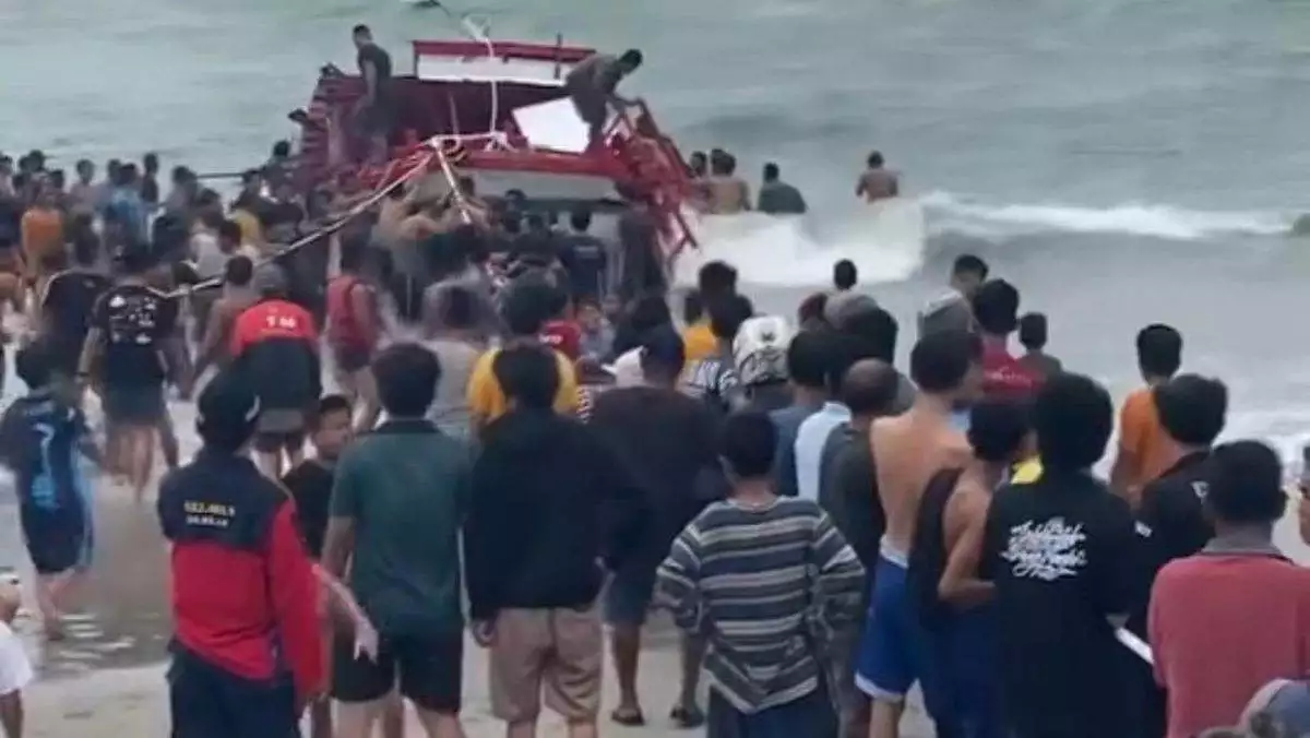 Kapal Karam, Pulau Tikus, Tragedi Bengkulu, Wisata Bahari, Keselamatan Pelayaran