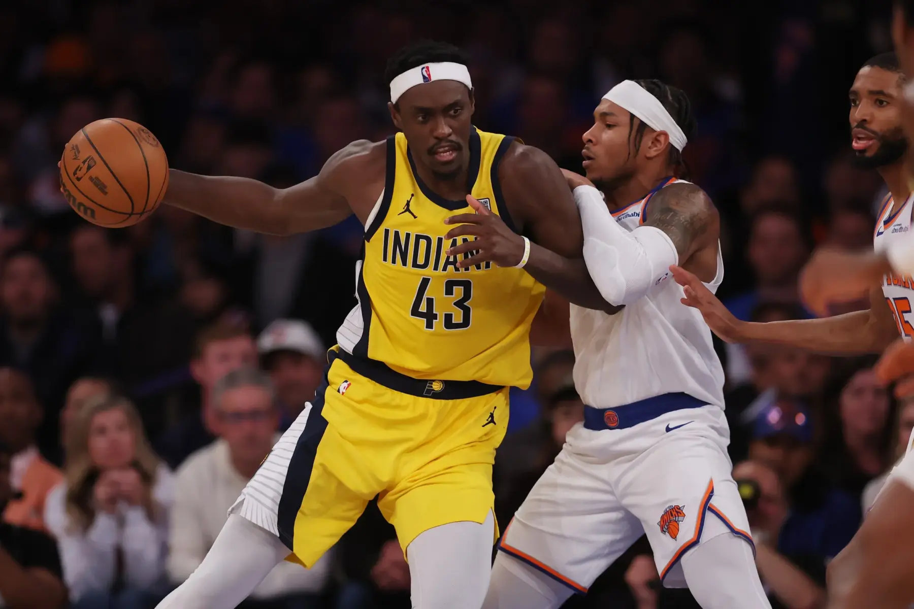 21 Mei 2025; New York, AS; Pemain depan Indiana Pacers Pascal Siakam (43) mengontrol bola melawan pemain bertahan New York Knicks Miles McBride (2) pada kuarter ketiga selama pertandingan pertama final wilayah timur untuk Playoff NBA 2025 di Madison Square Garden. By. Brad Penner Images